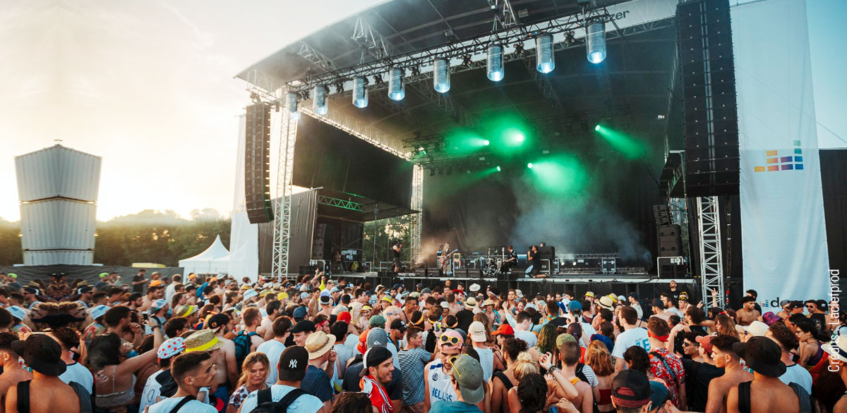 Photo foule de personnes devant la scène d'un festival de musique