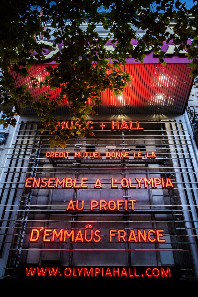 Fronton de l'Olympia, en lettres rouges 