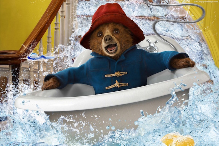 Image issue du film Paddington : l'ours dévale les escaliers inondés, dans une baignoire