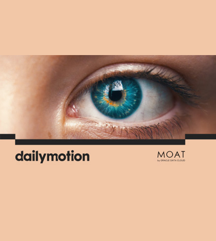 Illustration pour Dailymotion et MOAT. Un oeil bleu en gros plan.