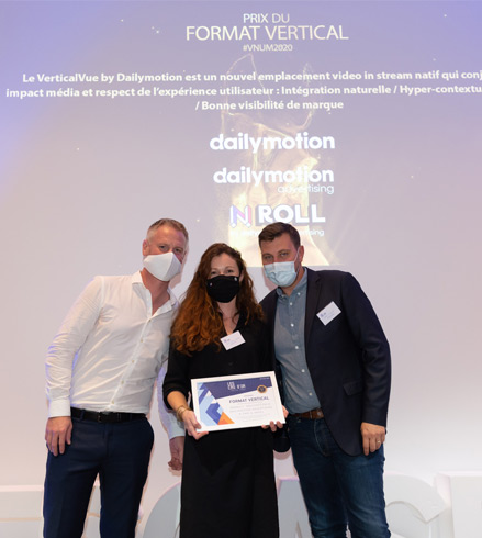 Photo de l'équipe Dailymotion recevant le Prix du format vertical