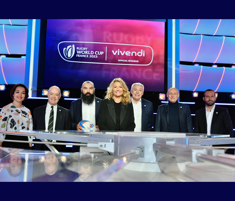 Photo sur la plateau de l'annonce du partenariat de Vivendi avec France 2023, avec Maria Garrido, Simon Gillham, Sébastien Chabal, Astrid Bard, Claude Atcher, Bernard Laporte, Frédéric Michalak