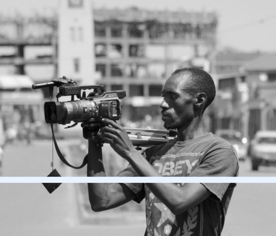 Homme africain tenant une caméra dans ses mains