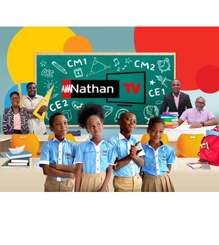 4 écoliers devant un tableau avec le logo Nathan TV
