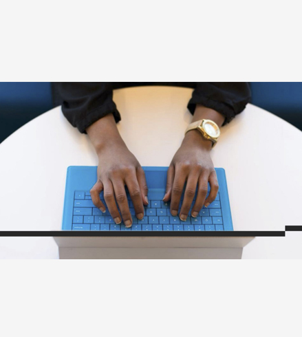 Focus sur des mains écrivant sur un clavier